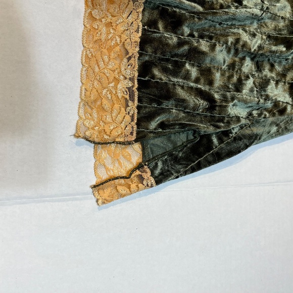 Crushed Velvet and Lace Sleeveless Camisole Top - Picture 3 of 8